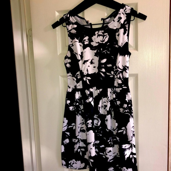 Forever 21 Dresses & Skirts - Black and white mini dress